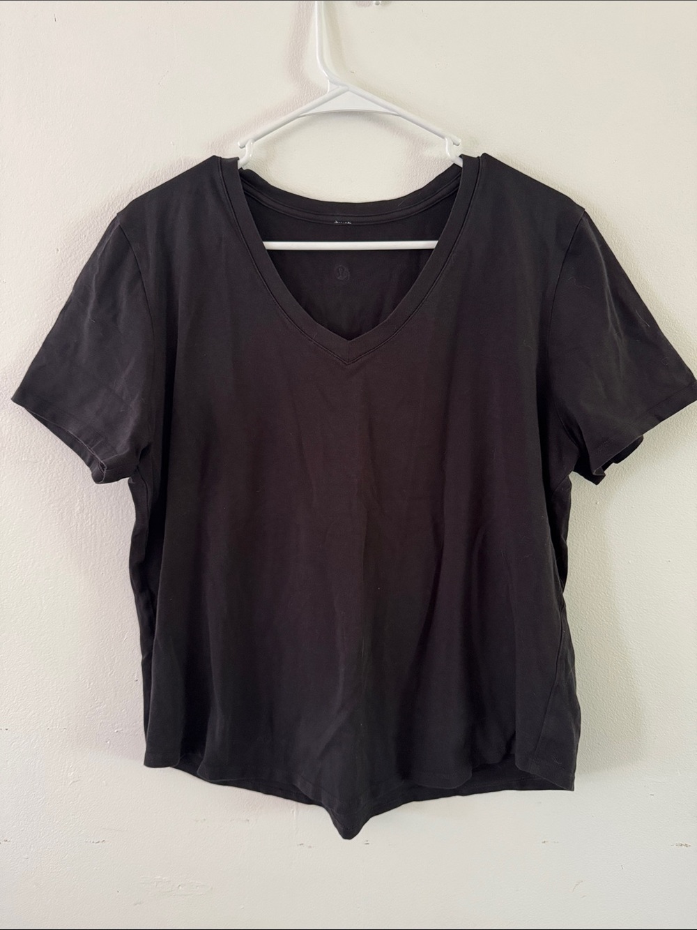 lululemon athletica Black V-Neck Short Sleeve Tee Sz L